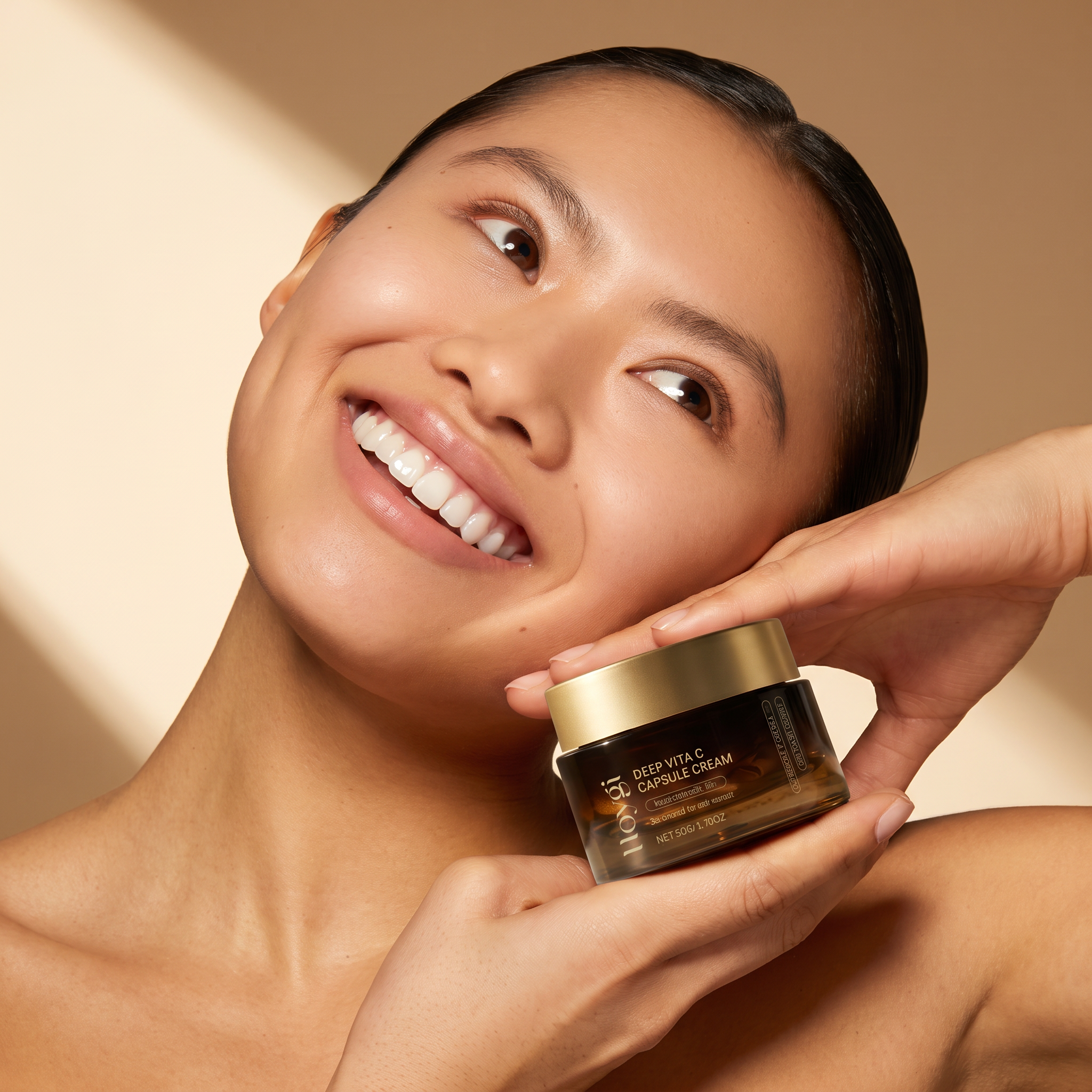 Modelo segurando um hidratante facial Mellora